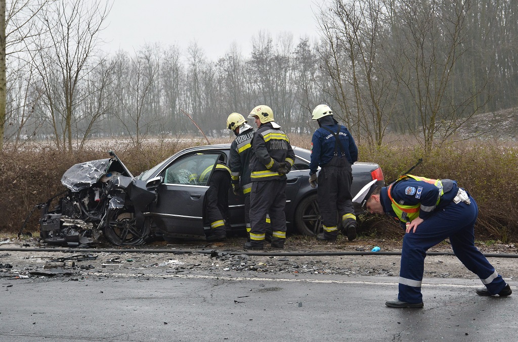 Napkor, 2016. január 9. Frontális baleset helyszíne a 41-es számú fõúton Nyíregyháza és Napkor között, ahol egy román és egy szlovák rendszámú személyautó összeütközött 2016. január 9-én. . A balesetben az egyik jármû vezetõje a helyszínen életét vesztette. MTI Fotó: Taipusz Attila