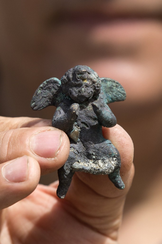 An artefact from a merchant ship that sank off the ancient Mediterranean port of Caesarea 1,600 years ago is presented to the press by Israel's Antiquities Authority on May 16, 2016.The find, happened upon by two divers a few weeks ago who then alerted the authority, consisted primarily of "metal slated for recycling" borne on the ship from Caesarea in the late Roman period, IAA experts said. / AFP PHOTO / JACK GUEZ