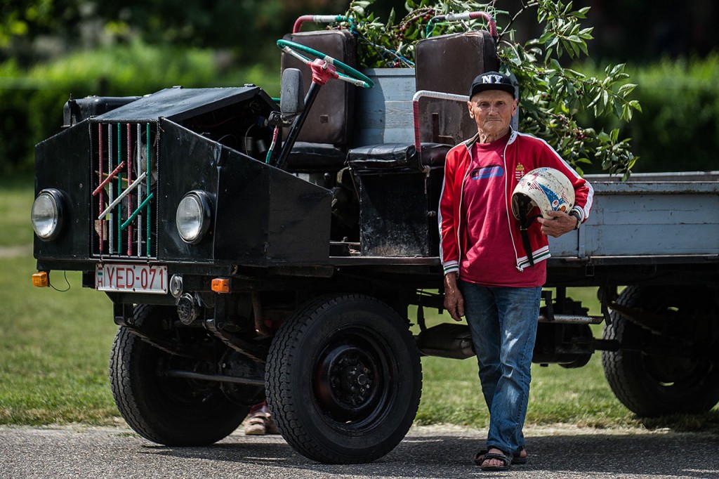 Kecel, 2016. június 11.Földes István áll egy Trabant motorral szerelt csettegője mellett a VII. Keceli Meggyfesztiválon megrendezett csettegők versenyén 2016. június 11-én. A Dél-Alföldön elterjedtek a csettegők, amelyeket tréfásan mezőgazdasági kabriónak is neveznek. Ezek általában kiszuperált autók alkatrészeiből egyedileg készített szállítójárművek, amelyeket a gyümölcs- és szőlőtermelők használnak a gazdaságukban.MTI Fotó: Ujvári Sándor