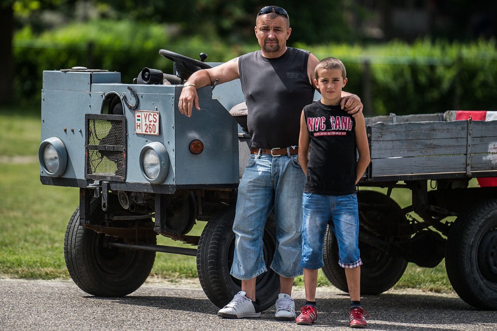 Kecel, 2016. június 11.Tóth Tibor (b) és Tóth Dániel áll egy Trabant motorral szerelt csettegője mellett a VII. Keceli Meggyfesztiválon megrendezett csettegők versenyén 2016. június 11-én. A Dél-Alföldön elterjedtek a csettegők, amelyeket tréfásan mezőgazdasági kabriónak is neveznek. Ezek általában kiszuperált autók alkatrészeiből egyedileg készített szállítójárművek, amelyeket a gyümölcs- és szőlőtermelők használnak a gazdaságukban.MTI Fotó: Ujvári Sándor