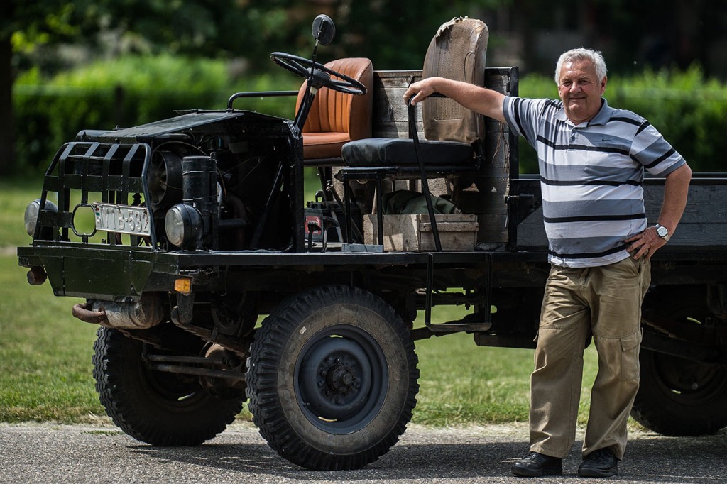 Kecel, 2016. június 11.Takács János áll egy Trabant motorral szerelt csettegője mellett a VII. Keceli Meggyfesztiválon megrendezett csettegők versenyén 2016. június 11-én. A Dél-Alföldön elterjedtek a csettegők, amelyeket tréfásan mezőgazdasági kabriónak is neveznek. Ezek általában kiszuperált autók alkatrészeiből egyedileg készített szállítójárművek, amelyeket a gyümölcs- és szőlőtermelők használnak a gazdaságukban.MTI Fotó: Ujvári Sándor