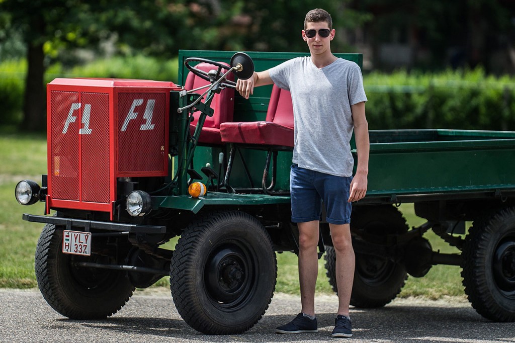 Kecel, 2016. június 11.Lakatos László áll egy Deutz motorral szerelt csettegője mellett a VII. Keceli Meggyfesztiválon megrendezett csettegők versenyén 2016. június 11-én. A Dél-Alföldön elterjedtek a csettegők, amelyeket tréfásan mezőgazdasági kabriónak is neveznek. Ezek általában kiszuperált autók alkatrészeiből egyedileg készített szállítójárművek, amelyeket a gyümölcs- és szőlőtermelők használnak a gazdaságukban.MTI Fotó: Ujvári Sándor