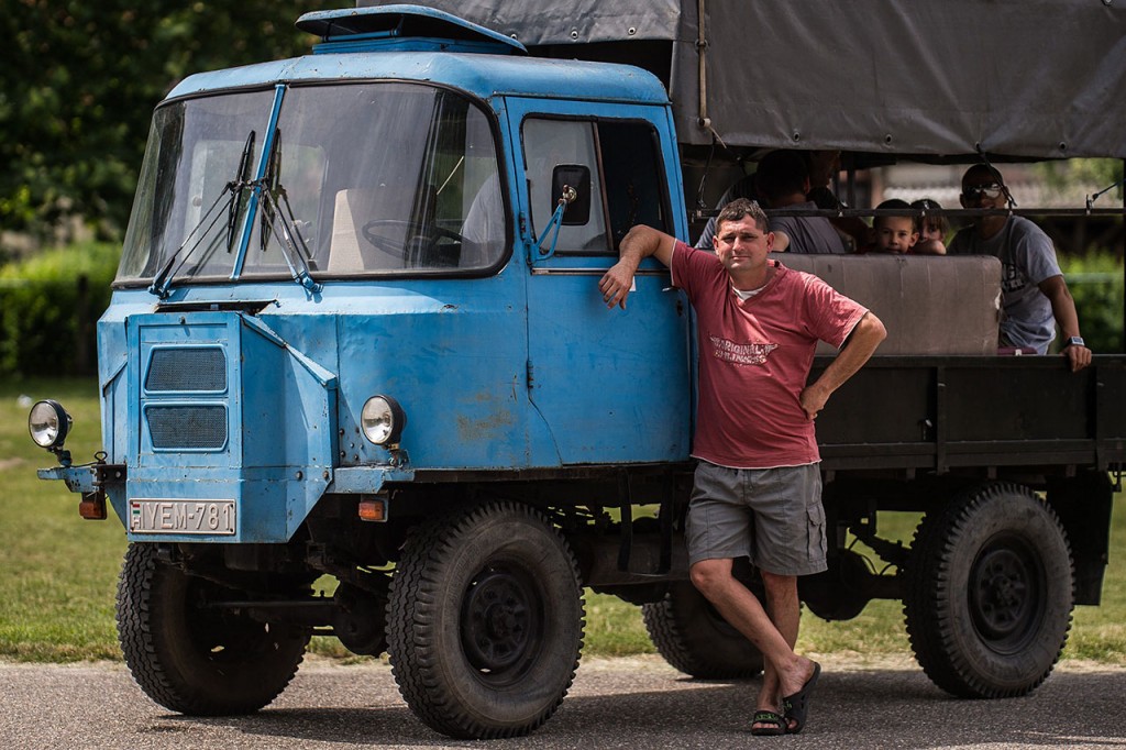 Kecel, 2016. június 11.Lajkó László áll egy Urszusz motorral szerelt csettegője mellett a VII. Keceli Meggyfesztiválon megrendezett csettegők versenyén 2016. június 11-én. A Dél-Alföldön elterjedtek a csettegők, amelyeket tréfásan mezőgazdasági kabriónak is neveznek. Ezek általában kiszuperált autók alkatrészeiből egyedileg készített szállítójárművek, amelyeket a gyümölcs- és szőlőtermelők használnak a gazdaságukban.MTI Fotó: Ujvári Sándor