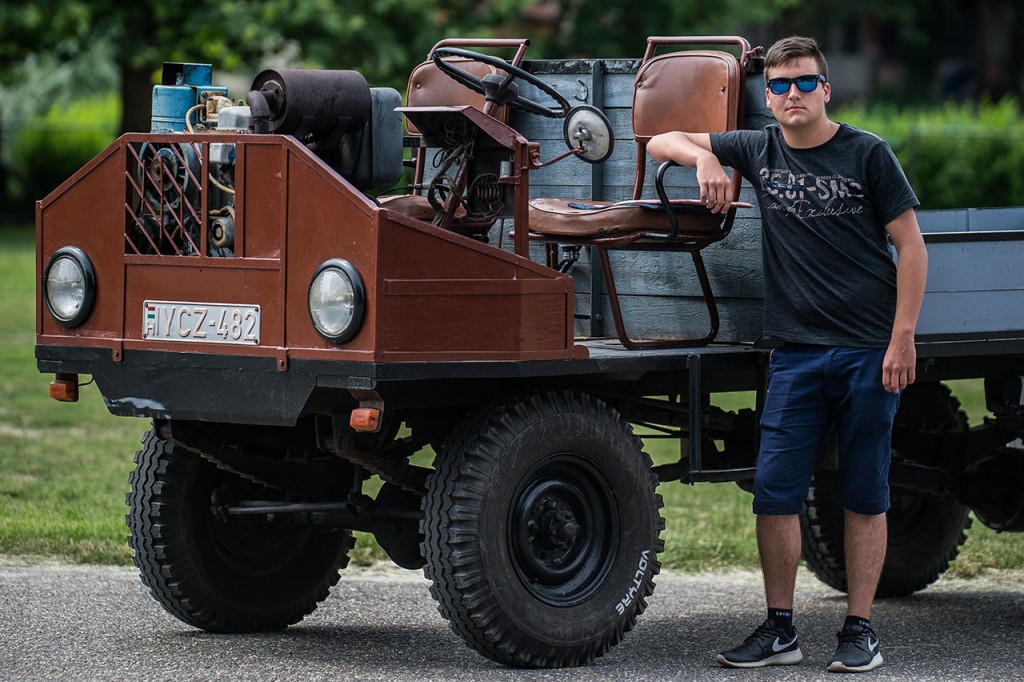 Kecel, 2016. június 11.Duzmath Péter áll egy Slavoa motorral szerelt csettegője mellett a VII. Keceli Meggyfesztiválon megrendezett csettegők versenyén 2016. június 11-én. A Dél-Alföldön elterjedtek a csettegők, amelyeket tréfásan mezőgazdasági kabriónak is neveznek. Ezek általában kiszuperált autók alkatrészeiből egyedileg készített szállítójárművek, amelyeket a gyümölcs- és szőlőtermelők használnak a gazdaságukban.MTI Fotó: Ujvári Sándor