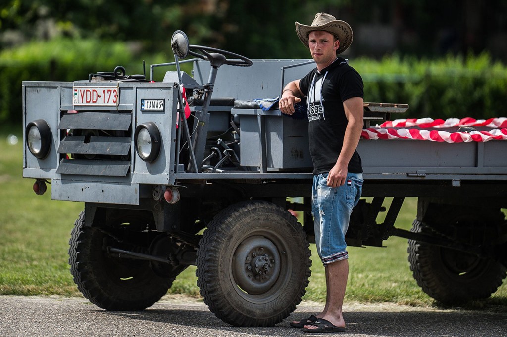 Kecel, 2016. június 11.Nehéz Tamás áll egy WL7 motorral szerelt csettegője mellett a VII. Keceli Meggyfesztiválon megrendezett csettegők versenyén 2016. június 11-én. A Dél-Alföldön elterjedtek a csettegők, amelyeket tréfásan mezőgazdasági kabriónak is neveznek. Ezek általában kiszuperált autók alkatrészeiből egyedileg készített szállítójárművek, amelyeket a gyümölcs- és szőlőtermelők használnak a gazdaságukban.MTI Fotó: Ujvári Sándor