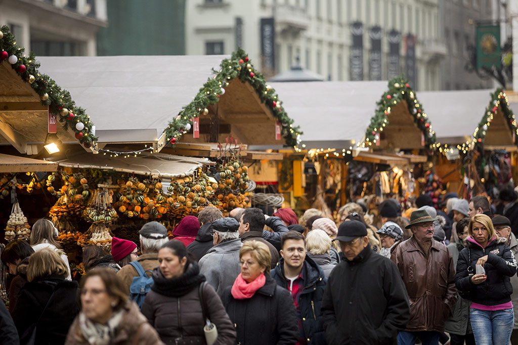 Budapest, 2015. december 20.Érdeklődők a Budapesti Adventi- és Karácsonyi Vásáron a belvárosi Vörösmarty téren advent utolsó, negyedik vasárnapján, a kereskedelemben aranyvasárnap 2015. december 20-án.MTI Fotó: Mohai Balázs