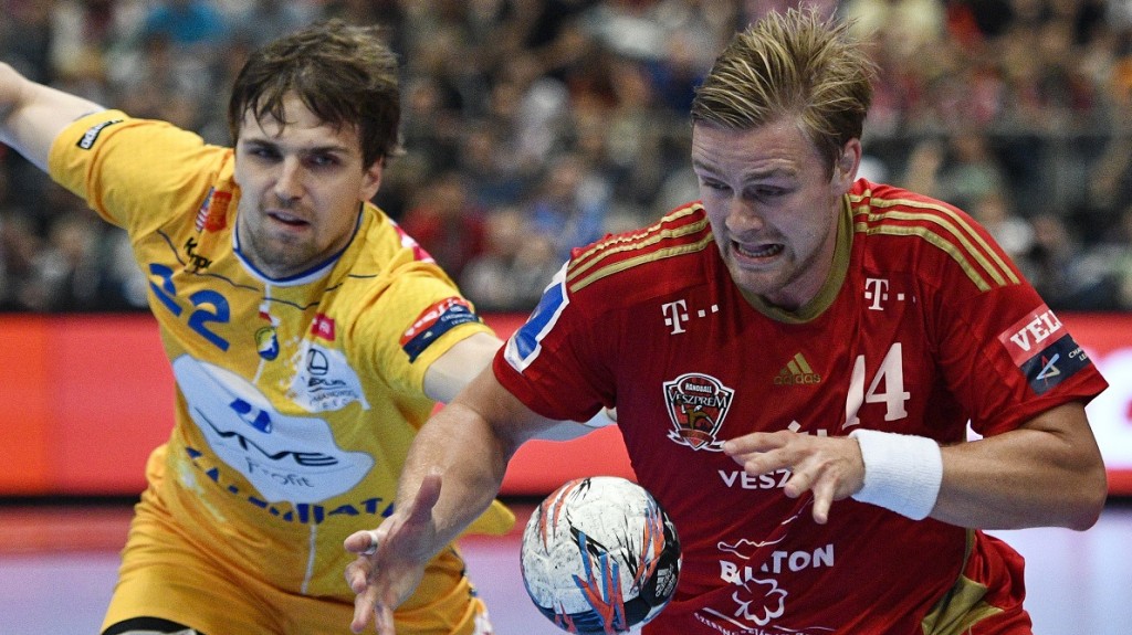 Kielce's Pawel Paczkowski (l) and Veszprém's Aron Palmarsson vie for the ball during the Handball EHF Champions League final Four Final match between KS Vive Tauron Kielce and MVM Veszprém in Cologne, western Germany, on May 29, 2016.  / AFP PHOTO / SASCHA SCHUERMANN