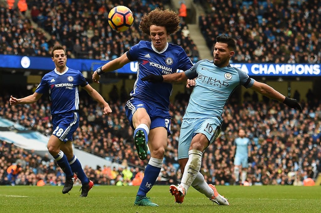 Chelsea's Brazilian defender David Luiz (C) vies with Manchester City's Argentinian striker Sergio Aguero (R) during the English Premier League football match between Manchester City and Chelsea at the Etihad Stadium in Manchester, north west England, on December 3, 2016. / AFP PHOTO / Paul ELLIS / RESTRICTED TO EDITORIAL USE. No use with unauthorized audio, video, data, fixture lists, club/league logos or 'live' services. Online in-match use limited to 75 images, no video emulation. No use in betting, games or single club/league/player publications.  /