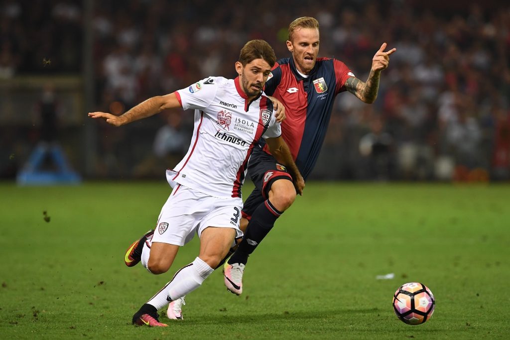 GENOA, ITALY - AUGUST 21:  Marko Pajac (L) of Cagliari Calcio is challenged by Luca Rigoni of Genoa CFC during the Serie A match between Genoa CFC and Cagliari Calcio at Stadio Luigi Ferraris on August 21, 2016 in Genoa, Italy.  (Photo by Valerio Pennicino/Getty Images)