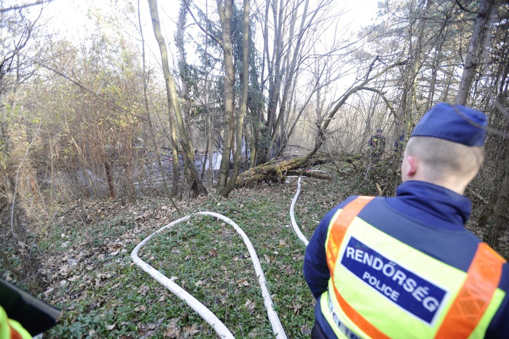 Budapest, 2016. december 4.
Rendőr és tűzoltók Óbudán, ahol egy elszenesedett holttestet találtak egy leégett faházban 2016. december 4-én.
MTI Fotó: Mihádák Zoltán