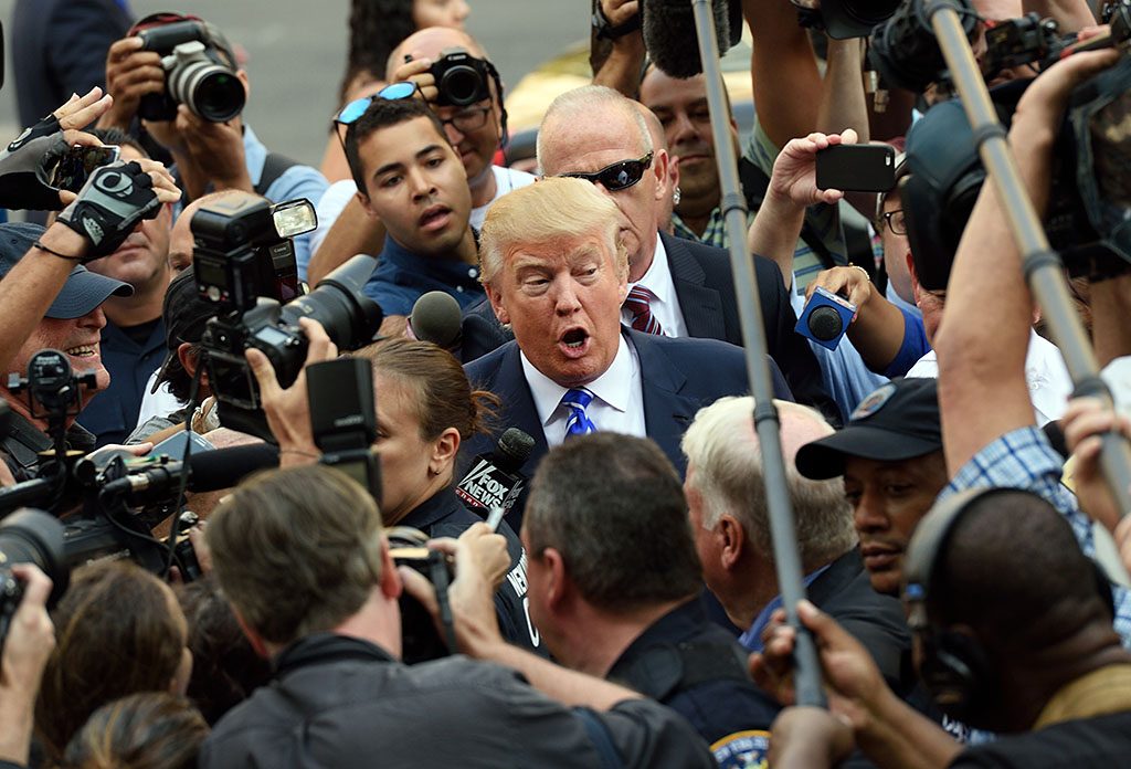 Donald Trump is surrounded by a sea of reporters as he arrives for jury duty at New York Supreme Court August 17, 2015 in New York.   AFP PHOTO/DON EMMERT / AFP PHOTO / DON EMMERT