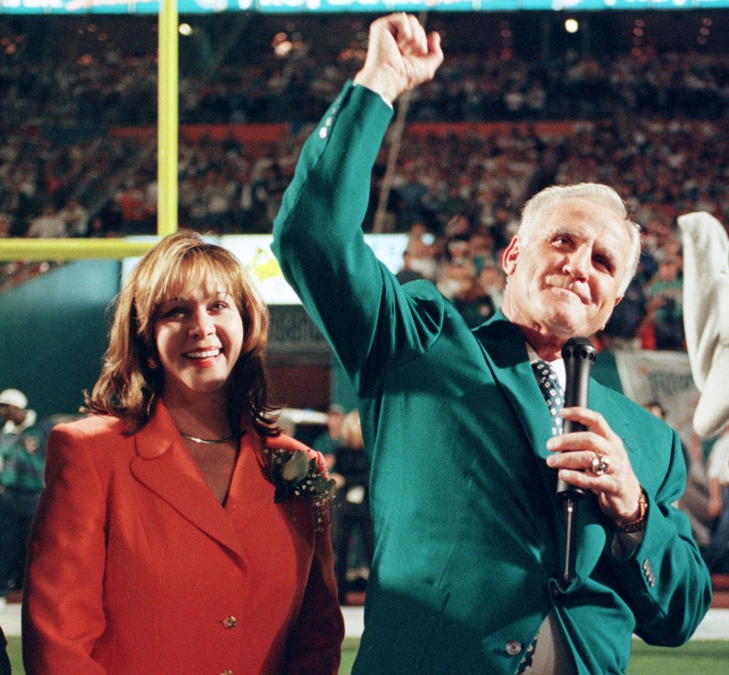 Miami Dolphins former head coach Don Shula(R) cheers towards the Miami fans with wife Maryann(L) during a pre-game ceremony where Shula received his Hall of Fame ring 17 November at Pro Player Stadium in Miami, Florida. Shula was inducted into the Pro Football Hall Of Fame in Canton, Ohio earlier this year.     AFP PHOTO     Rhona Wise / AFP PHOTO / RHONA WISE