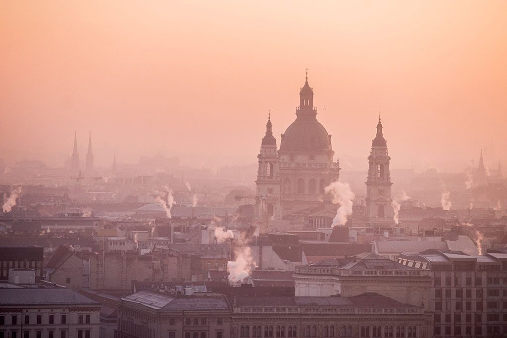 Budapest, 2016. december 31.A Szent István-bazilika napkeltekor Budapesten 2016. december 31-én.MTI Fotó: Balogh Zoltán