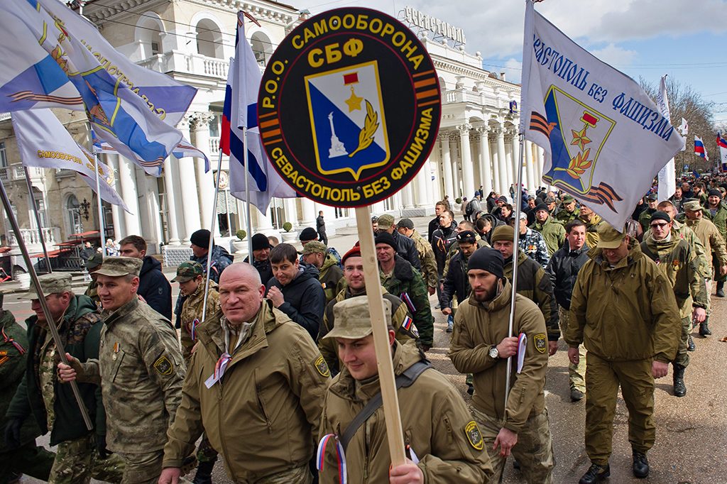 Szevasztopol, 2015. március 18.Az orosz önvédelmi alakulatok tagjai felvonulnak a Krím félszigeten fekvő Szevasztopolban Krím Oroszországhoz csatolásának első évfordulója alkalmából 2015. március 18-án. Egy évvel korábban, 2014. március 16-án az Ukrajnához tartozó Krím félszigeten a helyi oroszbarát vezetés által kiírt népszavazáson a lakosok nagy többsége az Oroszországhoz való csatlakozás mellett foglalt állást. (MTI/EPA/Anton Pedko)