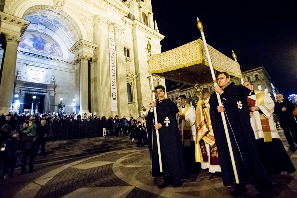 Budapest, 2016. március 26.Nagyszombati feltámadás-körmenet húsvét vigíliáján a Szent István-bazilika előtt 2016. március 26-án.MTI Fotó: Balogh Zoltán