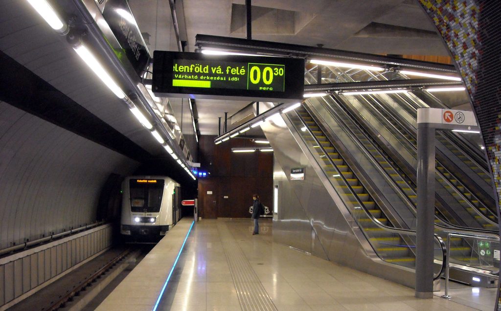 Budapest, 2015. szeptember 30.
Elektronikus jelzõrendszer tájékoztatja az utasokat a beérkezõ metrószerelvény tovább indulásának pontos idejérõl az M4-es metró Szent Gellért téri mélyállomásán.         
MTVA/Bizományosi: Jászai Csaba 
***************************
Kedves Felhasználó!
Az Ön által most kiválasztott fénykép nem képezi az MTI fotókiadásának, valamint az MTVA fotóarchívumának szerves részét. A kép tartalmáért és a szövegért a fotó készítõje vállalja a felelõsséget.