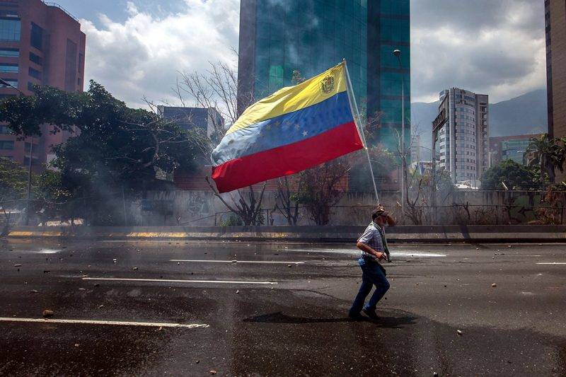 Caracas, 2017. április 27.Nemzetiszínű zászlót visz egy tüntető a Nicolás Maduro elnök vezette szocialista kormány elleni tiltakozáson, Caracasban 2017. április 26-án. (MTI/EPA/Miguel Gutierrez)