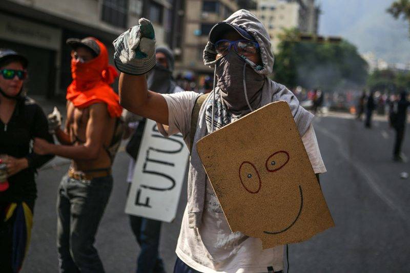 Caracas, 2017. április 27.Maszkos tüntető a Nicolás Maduro elnök vezette szocialista kormány elleni tiltakozáson Caracasban 2017. április 26-án. (MTI/EPA/Cristian Hernández)