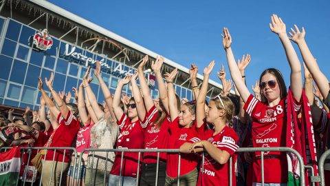 Veszprém, 2017. június 5.Szurkolók köszöntik a férfi kézilabda Bajnokok Ligája harmadik helyén végzett Telekom Veszprém csapatát a Veszprém Aréna előtti téren rendezett ünnepségen 2017. június 5-én. Az együttes előző nap 34-30-ra győzte le a spanyol Barcelona csapatát a kölni négyes döntőben, így a magyar bajnok három ezüst után története első bronzérmét szerezte a BL-ben.MTI Fotó: Bodnár Boglárka