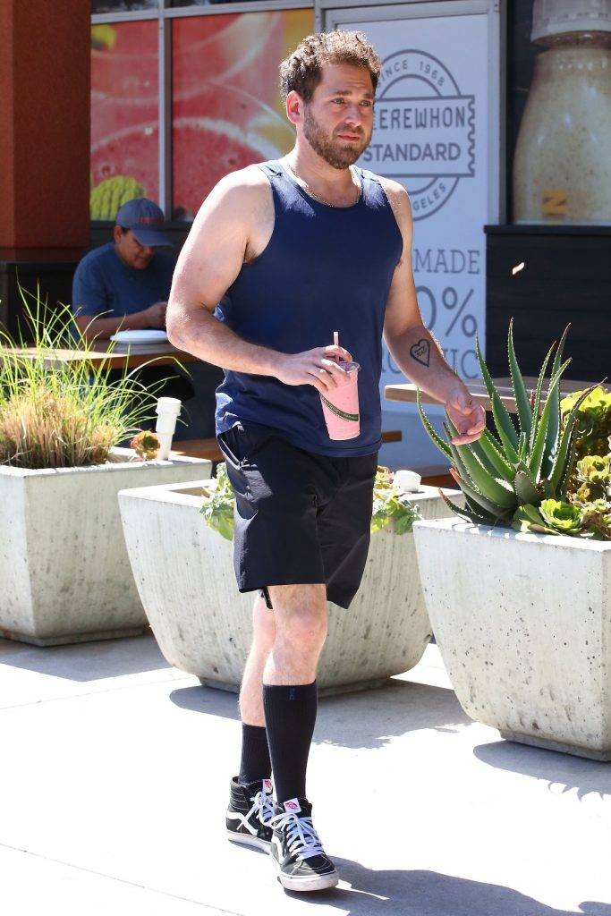 Los Angeles, CA  - *EXCLUSIVE*  - Jonah Hill shows off his slim frame as he stops by The Erewhon to pick up a smoothie before a morning workout session. Jonah has been working hard to slim down his normally heavy frame.

Pictured: Jonah Hill

BACKGRID USA 16 JUNE 2017, Image: 338099649, License: Rights-managed, Restrictions: , Model Release: no, Credit line: Profimedia, AKM-GSI