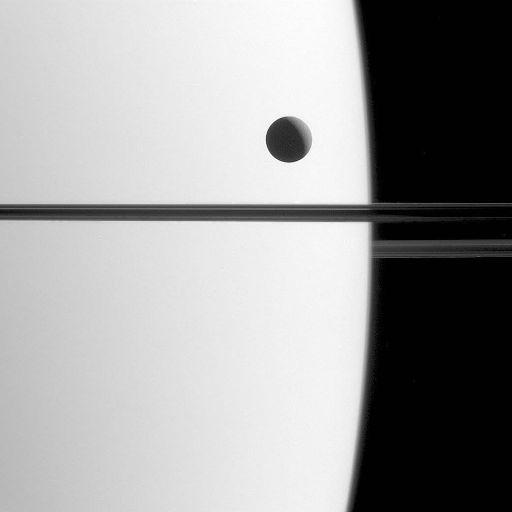 Világûr, 2017. szeptember 13.
Az amerikai Repülésügyi és Ûrkutatási Hivatal, a NASA által közreadott, a Cassini ûrszonda által 2015. május 21-én készített felvétel a Szaturnusz Dione nevû holdjáról az óriásbolygó elõtt. Az ûrszonda 2004. július 1-jén állt pályára a Szaturnusz körül, ahonnan azóta több mint 453 ezer képet küldött a bolygóról és annak gyûrû- és holdrendszerérõl. A szonda várhatóan szeptember 15-én fejezi be küldetését, amikor több mint 120 ezer kilométeres óránkénti sebességgel csapódva a Szaturnusz gázlégkörébe megsemmisül. (MTI/EPA/NASA/JPL-Caltech)