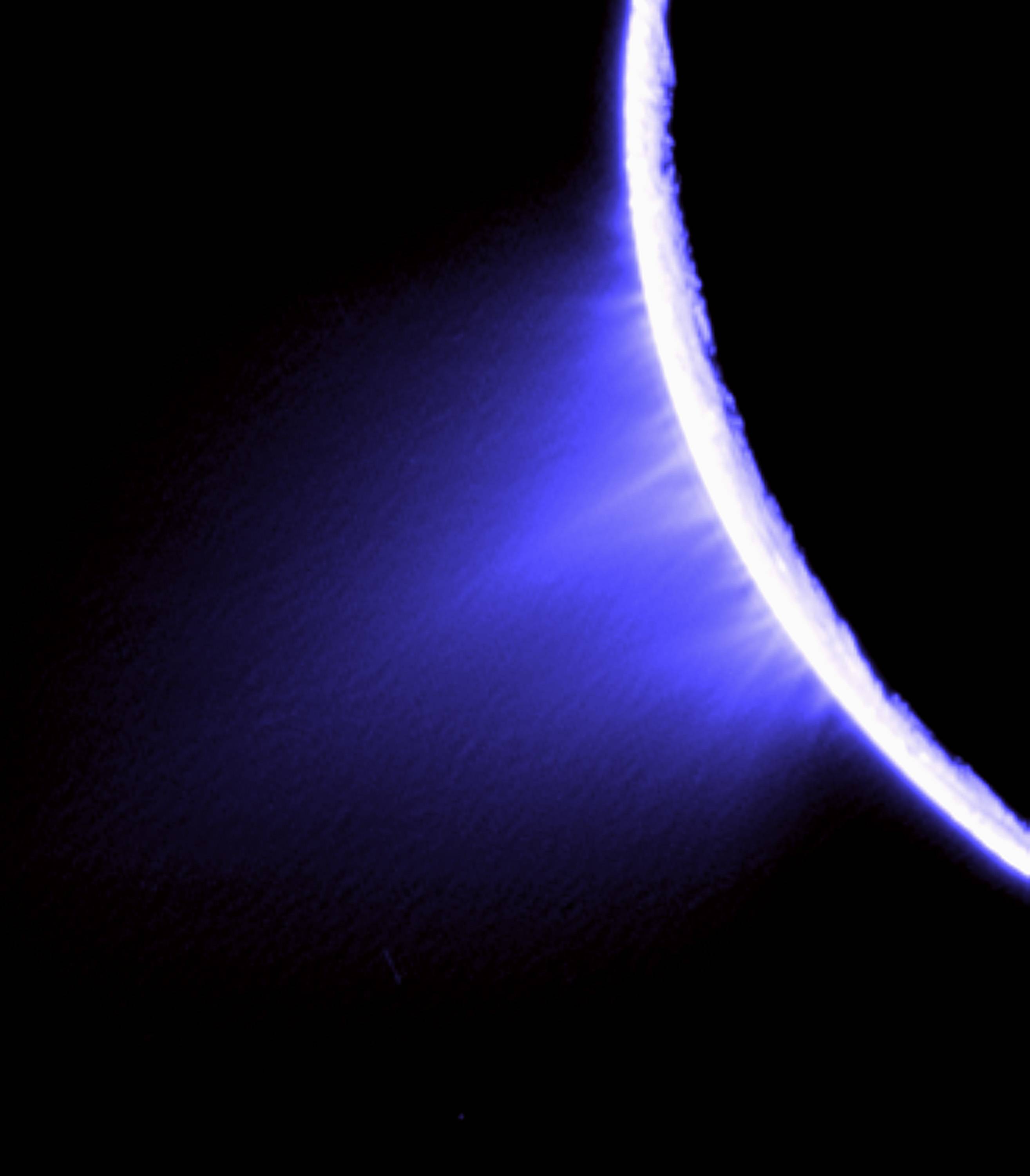 This Cassini spacecraft image released by NASA/JPL/Space Science Institute shows icy geysers spewing from the south polar region of Saturn's moon Enceladus. Cassini spacecraft collected science data on the mysterious geysers and recorded new images of its surface during a close flyby, NASA's Jet Propulsion Laboratory said March 13, 2008. The pass on March 12 brought Cassini as close as 30 miles to the surface of the moon. It went through the icy geysers at 32,000 mph (51,499kph) and an altitude of 120 miles (193kms), the lab said.     AFP PHOTO/NASA/JPL/Space Science Institute    =GETTY OUT= / AFP PHOTO / NASA/JPL/Space Science Institute