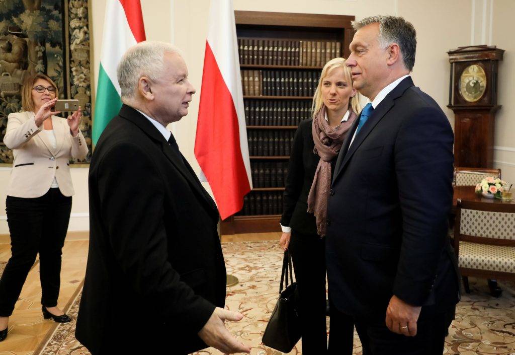 Varsó, 2017. szeptember 22.
Jaroslaw Kaczynski, a kormányzó lengyel nemzeti konzervatív Jog és Igazságosság Pártjának (PiS) elnöke (b2) fogadja Orbán Viktor miniszterelnököt (j) Varsóban 2017. szeptember 22-én. (MTI/EPA/Pawel Supernak)
