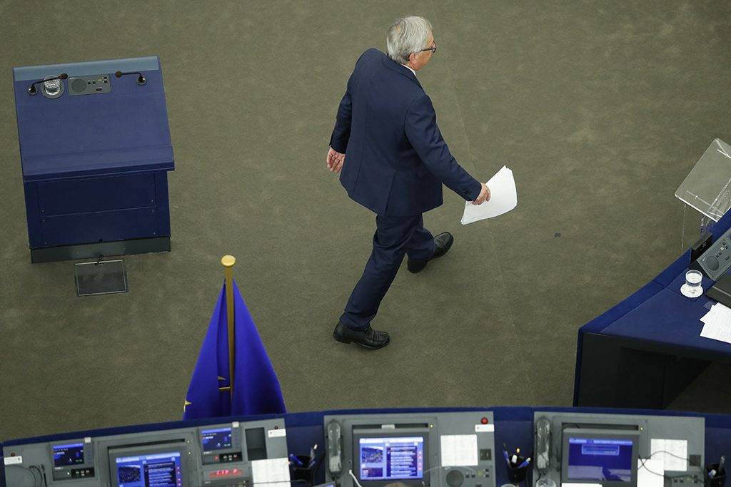 Strasbourg, 2017. szeptember 13.Jean-Claude Juncker, az Európai Bizottság elnöke a helyére megy, miután évértékelő beszédet mondott az Európai Parlament ülésén a strasbourgi ülésteremben 2017. szeptember 13-án. (MTI/AP/Jean-Francois Badias)