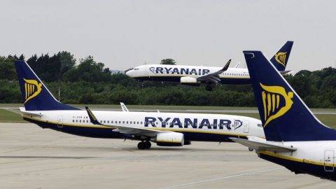 Stansted, 2017. szeptember 18.
2009. július 21-én a stanstedi repülõtéren készített kép a Ryanair ír légitársaság repülõgépeirõl. A cég 2017. szeptember 18-án bejelentette, hogy a Ryanair október végéig napi 40-50 járatát kénytelen törölni átmeneti pilótahiány miatt. (MTI/AP/Matt Dunham)
