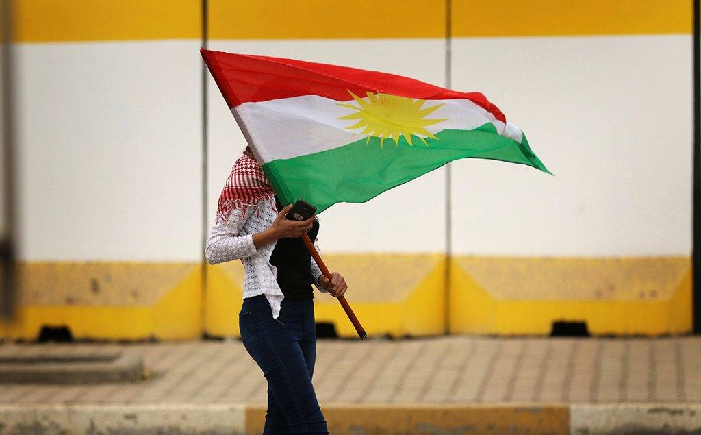 An Iraqi Kurd marches with a Kurdish flag during a protest in support of the Iraqi Kurdish leader, in Arbil, the capital of autonomous Iraqi Kurdistan, on October 30, 2017. Long-time Kurdish leader Massud Barzani, the architect of the referendum, announced on October 29, 2017 he is stepping down after it led to Iraq's recapture of almost all disputed territories that had been under Kurdish control. / AFP PHOTO / SAFIN HAMED