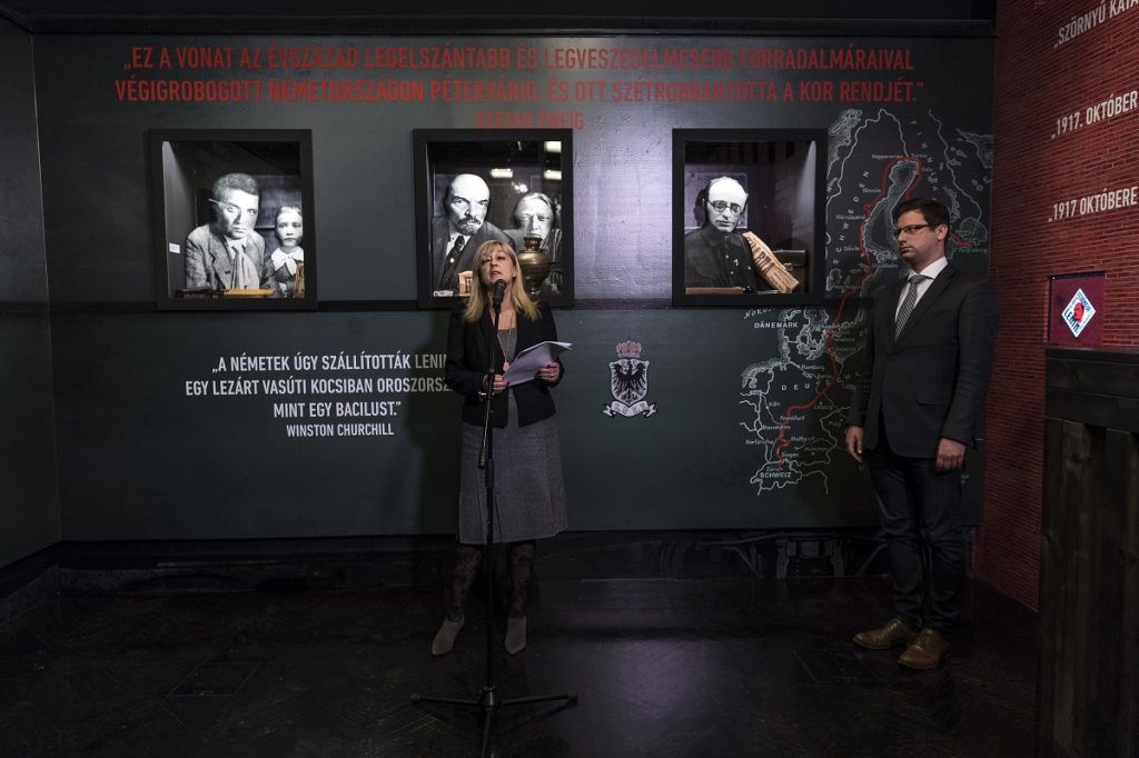 Budapest, 2017. november 7.
Schmidt Mária, a Terror Háza Múzeum fõigazgatója beszédet mond, jobbról Gulyás Gergely, a Fidesz frakcióvezetõje Az akció fedõneve: Lenin - Német pénzzel Oroszország ellen címû kiállítás megnyitóján a Terror Háza Múzeumban 2017. november 7-én. A tárlat Lenin és a „nagy októberi szocialista forradalom” mítoszát kívánja lerombolni.
MTI Fotó: Szigetváry Zsolt