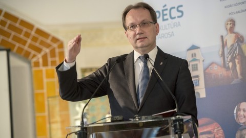 Pécs, 2016. január 15.
Hoppál Péter kultúráért felelõs államtitkár beszél a Magyarország 2023 - Európa kulturális fõvárosa pályázatról tartott sajtótájékoztatón a pécsi Zsolnay Kulturális Negyedben 2016. január 15-én.
MTI Fotó: Sóki Tamás