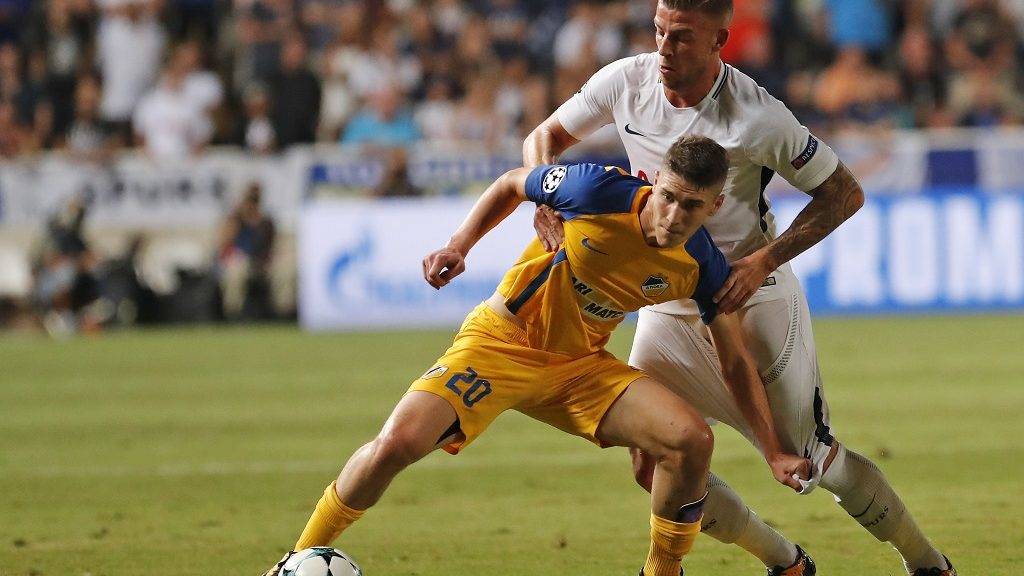 Apoel FC's Hungarian midfielder Roland Sallai (L) vies for the ball against Tottenham Hotspur's Belgian defender Toby Alderweireld (C) during the UEFA Champions League football match between Apoel FC and Tottenham Hotspur at the GSP Stadium in the Cypriot capital, Nicosia on September 26, 2017.  / AFP PHOTO / Florian CHOBLET