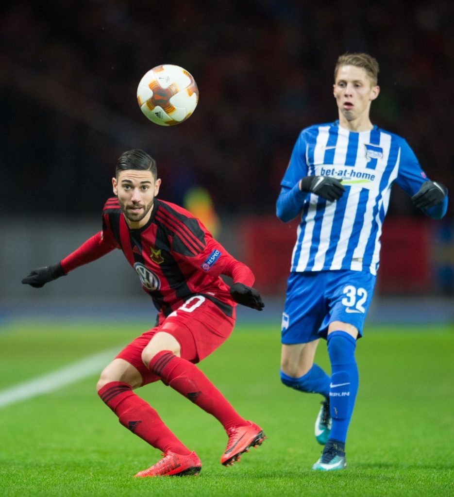 Oestersunds' Gabriel Somi and Berlin's Palko Dardai in action during the Europa League group J soccer match between Hertha BSC and Oestersunds FK at the Olympia stadium in Berlin, Germany, 7 December 2017. Photo: Annegret Hilse/dpa