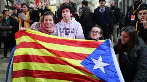 Pro-independence qualified voters celebrate with Catalonian flag after winning the Catalan regional election in Barcelona on Dec.21, 2017.  ( The Yomiuri Shimbun )