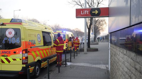 Budapest, 2016. december 5.Mentőautók a 2-es metró a Pillangó utcai megállójánál, ahol összeütközött két szerelvény 2016. december 5-én. A balesetben tízen megsérültek.MTI Fotó: Mihádák Zoltán