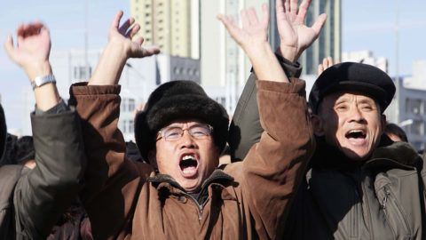 Phenjan, 2017. november 29.Észak-Korea legutóbbi rakétakísérletéről szóló tudósítást figyelik ünnepelve emberek a phenjani főpályaudvaron lévő tévéképernyőn 2017. november 29-én. Hajnalban Észak-Korea sikeres kísérletet hajtott végre Hvaszong-15 típusú, új fejlesztésű interkontinentális ballisztikus rakétájával (ICBM), amely az ország állami médiájának közlése szerint képes elérni az Egyesült Államok egész területét. (MTI/AP/Dzson Csol Dzsin)