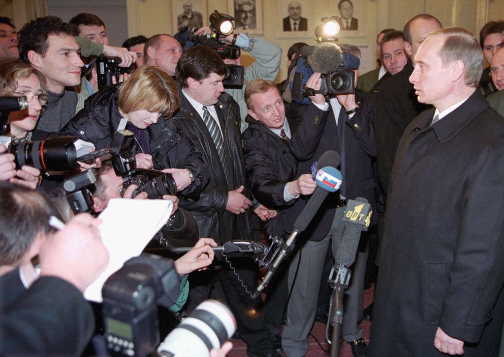 Russian acting President Vladimir Putin (r) is surrounded by journalists after casting his vote in Russian presidential elections in Moscow 26 March 2000. Voters in Moscow and western Russia cast ballots today in presidential elections likely to confirm acting head of state Putin in his post.    / AFP PHOTO / ITAR-TASS / ITAR-TASS