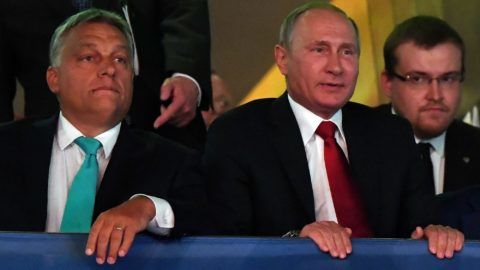 Russian President Vladimir Putin (C) sits next to Hungarian Prime Minister Viktor Orban (L) during the World Judo Championships in Budapest on August 28, 2017. / AFP PHOTO / ATTILA KISBENEDEK