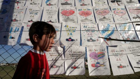 View of supportive messages for the 44 crew members of Argentine missing submarine hanging outside Argentina's Navy base in Mar del Plata, on the Atlantic coast south of Buenos Aires, on November 22, 2017.
The clock ticked down on hopes of finding alive the 44 crew members of an Argentine submarine missing for a week despite a massive search of surface and seabed, amid fears their oxygen had run out. Argentina's navy said Wednesday it is investigating a noise detected in the South Atlantic hours after it last communicated with the San Juan on November 15, 30 miles (48 kilometers) north of its last known position.  / AFP PHOTO / EITAN ABRAMOVICH