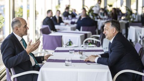 Valletta, 2017. március 30.A Miniszterelnöki Sajtóiroda által közreadott képen Orbán Viktor miniszterelnök, a Fidesz elnöke (j) és Janez Jansa korábbi szlovén miniszterelnök, a Szlovén Demokrata Párt elnöke az Európai Néppárt máltai kongresszusa szünetében Vallettában 2017. március 30-án.MTI Fotó: Miniszterelnöki Sajtóiroda / Szecsődi Balázs