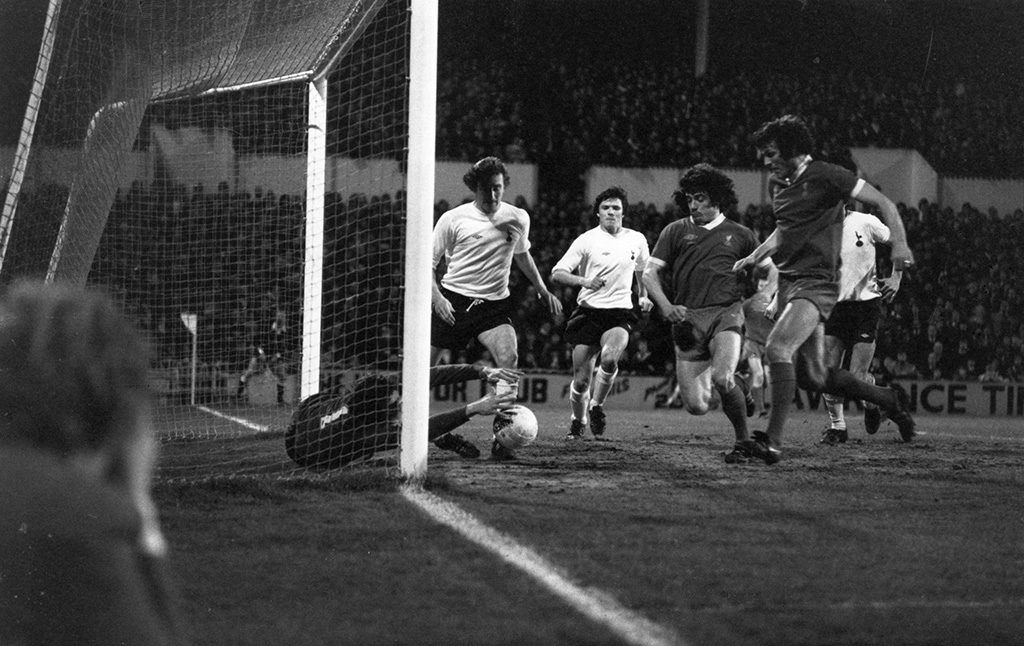 10th March 1977:  Liverpool football players, Kevin Keegan and John Toshack, attacking the Tottenham Hotspur goal.  (Photo by Evening Standard/Getty Images)