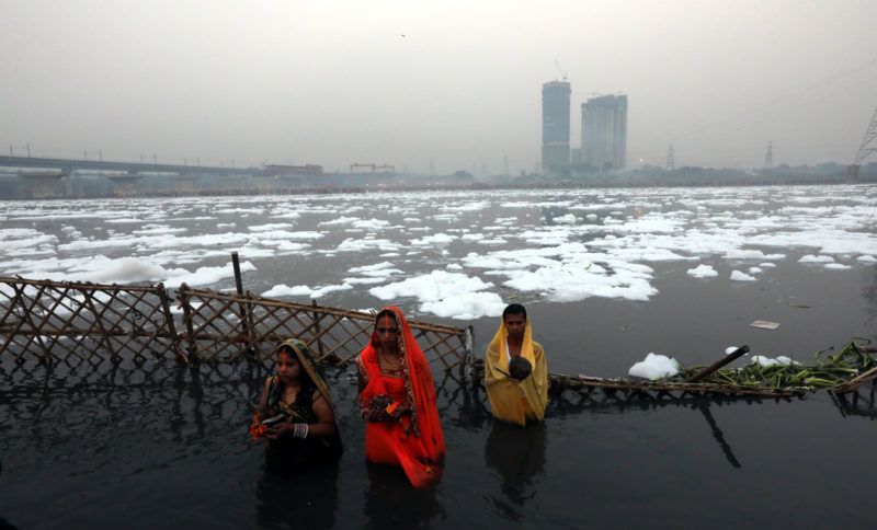 Újdelhi, 2018. január 9.A 2018. január 9-én közreadott képen a Jamuna folyó vegyszerhabbal borított vizében merítkeznek meg indiaiak a Csat Púdzsa hindu ünnep alkalmából Újdelhiben 2017. október 26-án. A Himalája Jamunotri-gleccserének kristálytiszta olvadékvizéből eredő folyó az indiai fővároson keresztül Uttar Prades szövetségi államban ömlik a Gangeszbe. Mindkét folyót vallásos tisztelet övezi, mivel a hinduk hite szerint a szent vizekben való megmártózás megszabadít a halál gyötrelmeitől. (MTI/EPA/Haris Tjagi)