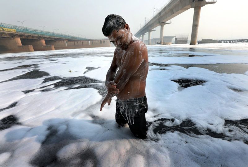 Újdelhi, 2018. január 9.A 2018. január 9-én közreadott képen a Jamuna folyó vegyszerhabbal borított vizében merítkezik meg egy hindu rituálét végző indiai férfi Újdelhiben 2017. október 24-én. A Himalája Jamunotri-gleccserének kristálytiszta olvadékvizéből eredő folyó az indiai fővároson keresztül Uttar Prades szövetségi államban ömlik a Gangeszbe. Mindkét folyót vallásos tisztelet övezi, mivel a hinduk hite szerint a szent vizekben való megmártózás megszabadít a halál gyötrelmeitől. (MTI/EPA/Haris Tjagi)