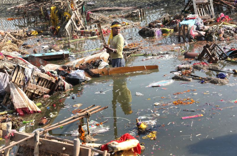 Újdelhi, 2018. január 9.A 2018. január 9-én közreadott képen a súlyosan szennyezett Jamuna folyó partján keres használható tárgyakat egy indiai férfi a Csat Púdzsa hindu ünnep végén Újdelhiben 2017. október 26-án. A Himalája Jamunotri-gleccserének kristálytiszta olvadékvizéből eredő folyó az indiai fővároson keresztül Uttar Prades szövetségi államban ömlik a Gangeszbe. Mindkét folyót vallásos tisztelet övezi, mivel a hinduk hite szerint a szent vizekben való megmártózás megszabadít a halál gyötrelmeitől. (MTI/EPA/Haris Tjagi)