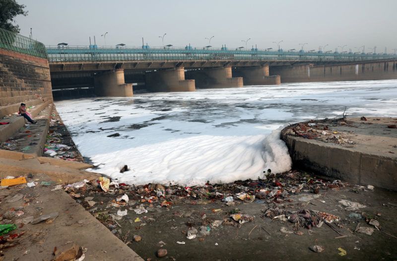 Újdelhi, 2018. január 9.A 2018. január 9-én közreadott képen vegyszerhab borítja a Jamuna folyót Újdelhiben 2017. október 24-én. A Himalája Jamunotri-gleccserének kristálytiszta olvadékvizéből eredő folyó az indiai fővároson keresztül Uttar Prades szövetségi államban ömlik a Gangeszbe. Mindkét folyót vallásos tisztelet övezi, mivel a hinduk hite szerint a szent vizekben való megmártózás megszabadít a halál gyötrelmeitől. (MTI/EPA/Haris Tjagi)