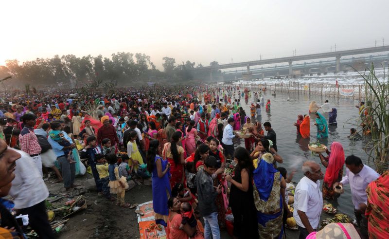 Újdelhi, 2018. január 9.A 2018. január 9-én közreadott képen a vegyszerhabbal borított Jamuna folyó partján végeznek rituálét indiaiak a Csat Púdzsa hindu ünnepen Újdelhiben 2017. október 26-án. A Himalája Jamunotri-gleccserének kristálytiszta olvadékvizéből eredő folyó az indiai fővároson keresztül Uttar Prades szövetségi államban ömlik a Gangeszbe. Mindkét folyót vallásos tisztelet övezi, mivel a hinduk hite szerint a szent vizekben való megmártózás megszabadít a halál gyötrelmeitől. (MTI/EPA/Haris Tjagi)