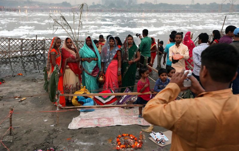 Újdelhi, 2018. január 9.A 2018. január 9-én közreadott képen a vegyszerhabbal borított Jamuna folyó partján fényképezkednek indiaiak a Csat Púdzsa hindu ünnep alkalmából Újdelhiben 2017. október 26-án. A Himalája Jamunotri-gleccserének kristálytiszta olvadékvizéből eredő folyó az indiai fővároson keresztül Uttar Prades szövetségi államban ömlik a Gangeszbe. Mindkét folyót vallásos tisztelet övezi, mivel a hinduk hite szerint a szent vizekben való megmártózás megszabadít a halál gyötrelmeitől. (MTI/EPA/Haris Tjagi)