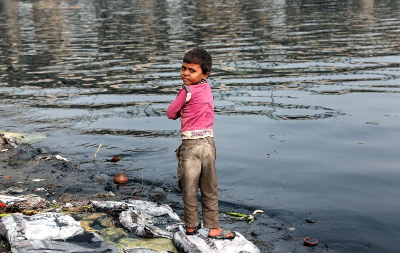 Újdelhi, 2018. január 9.A 2018. január 9-én közreadott képen indiai fiú áll a Jamuna folyó szeméttel borított partján Újdelhiben 2017. november 15-én. A Himalája Jamunotri-gleccserének kristálytiszta olvadékvizéből eredő folyó az indiai fővároson keresztül Uttar Prades szövetségi államban ömlik a Gangeszbe. Mindkét folyót vallásos tisztelet övezi, mivel a hinduk hite szerint a szent vizekben való megmártózás megszabadít a halál gyötrelmeitől. (MTI/EPA/Haris Tjagi)