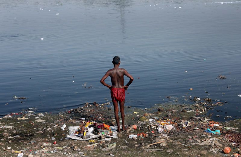 Újdelhi, 2018. január 9.A 2018. január 9-én közreadott képen indiai férfi áll a Jamuna folyó szeméttel borított partján Újdelhiben 2017. október 9-én. A Himalája Jamunotri-gleccserének kristálytiszta olvadékvizéből eredő folyó az indiai fővároson keresztül Uttar Prades szövetségi államban ömlik a Gangeszbe. Mindkét folyót vallásos tisztelet övezi, mivel a hinduk hite szerint a szent vizekben való megmártózás megszabadít a halál gyötrelmeitől. (MTI/EPA/Haris Tjagi)